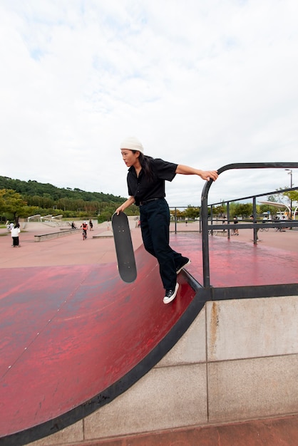 Donna nell'allenamento dello skate park