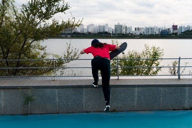 Donna nell'allenamento dello skate park