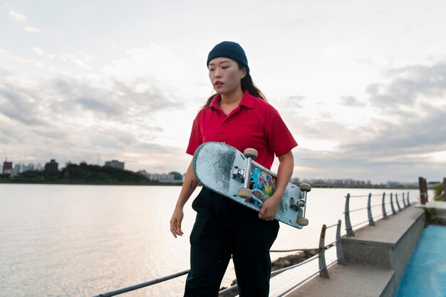 Donna nell'allenamento dello skate park