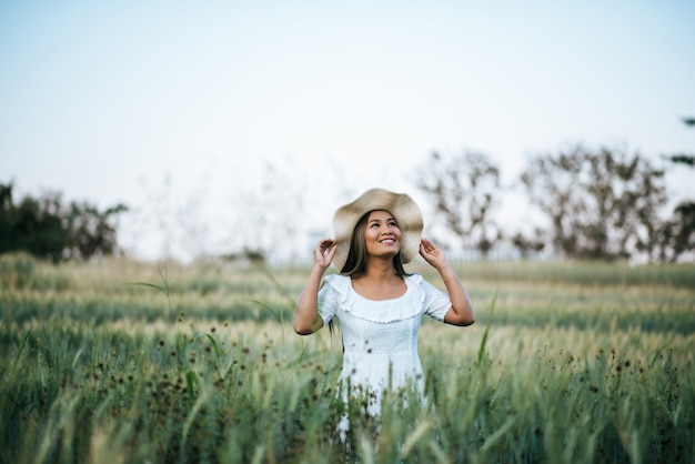 Donna nella felicità del cappello nella natura