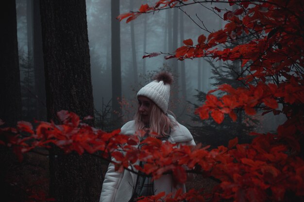 Donna nella foresta durante l'autunno