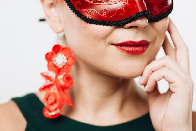 Donna nella maschera di carnevale rosso brillante