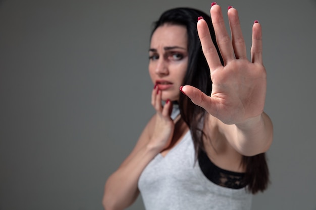 Donna nella paura di abusi domestici e violenza, concetto di diritti femminili.