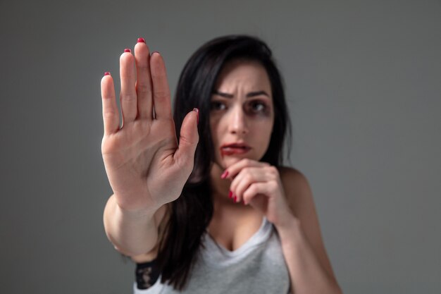 Donna nella paura di abusi domestici e violenza, concetto di diritti femminili