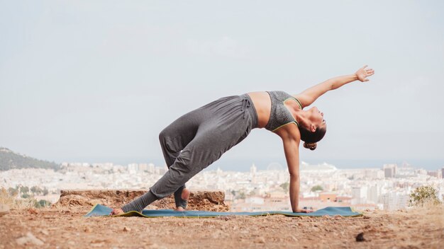 Donna nella posizione di yoga