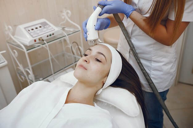 Donna nello studio di cosmetologia sulla depilazione laser