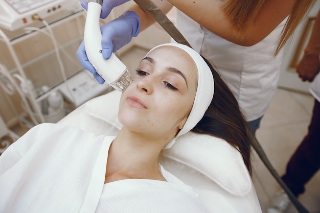 Donna nello studio di cosmetologia sulla depilazione laser