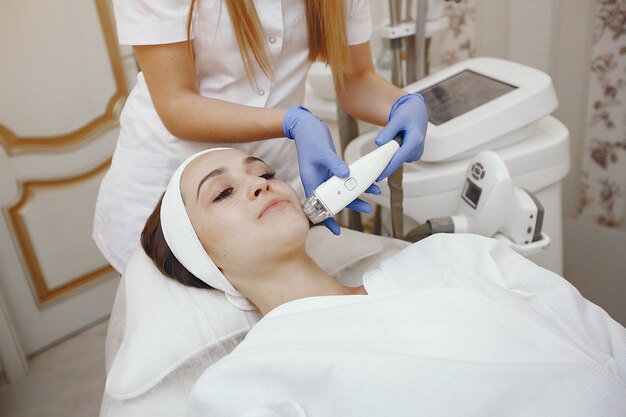 Donna nello studio di cosmetologia sulla depilazione laser