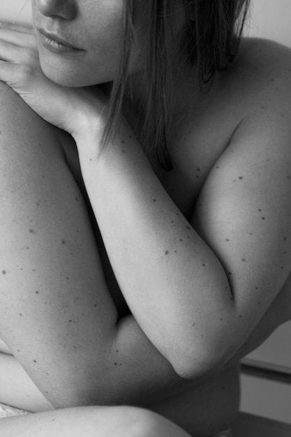 Donna nuda artistica in posa
