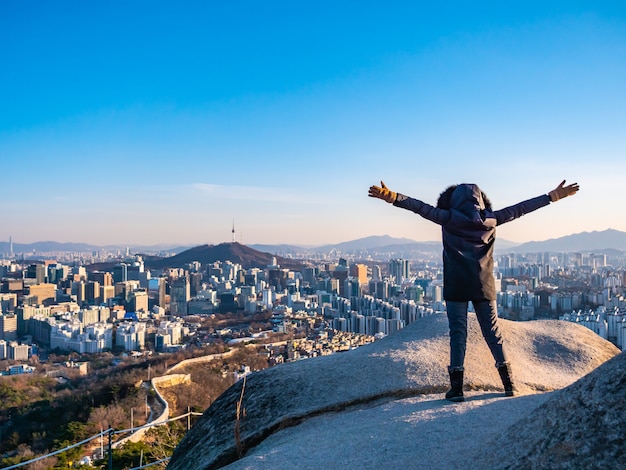 Donna o ragazza sulla cima della montagna