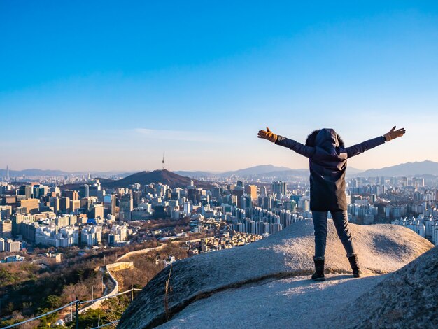 Donna o ragazza sulla cima della montagna