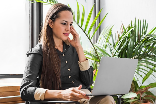 Donna obliqua al lavoro stressata