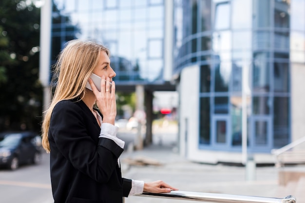 Donna obliqua che parla al telefono