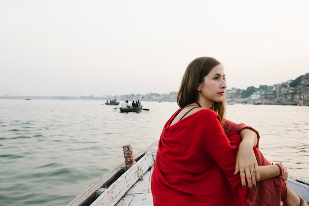 Donna occidentale su una barca che esplora il fiume Gange