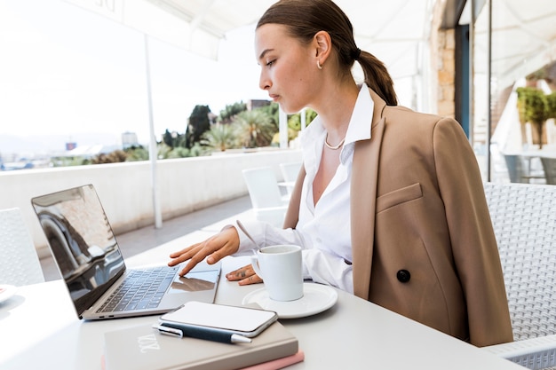 Donna occupata vista laterale che lavora all'aperto