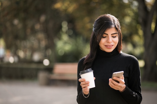 Donna orientale con telefono