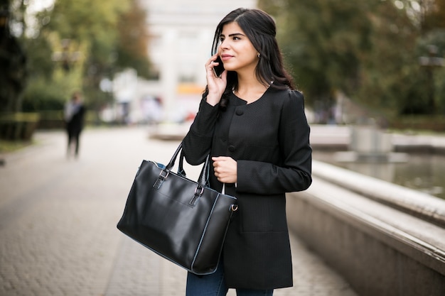 Donna orientale con telefono