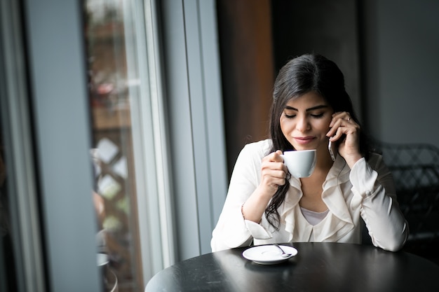 Donna orientale con telefono