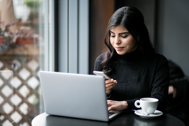 Donna orientale in un caffè