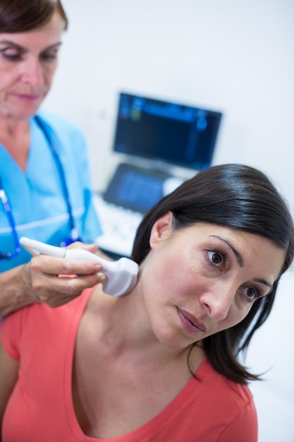 Donna ottenere ecografia di una tiroide da medico