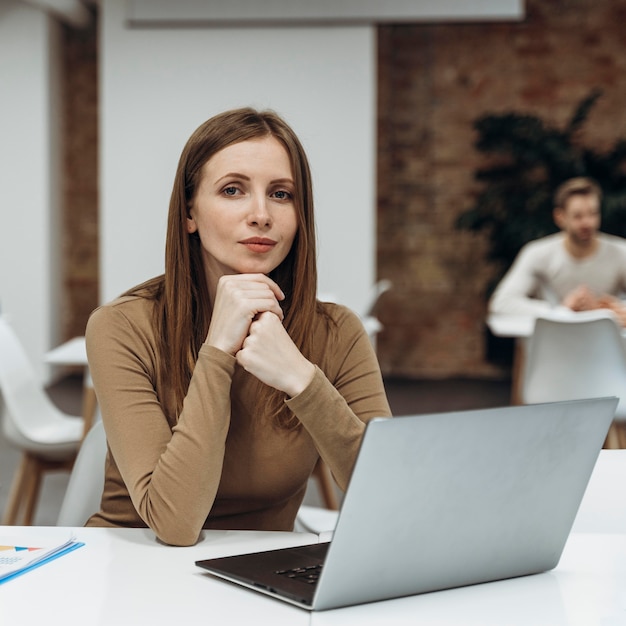 Donna pacifica che lavora su un computer portatile