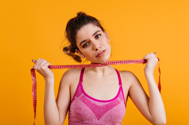 Donna pallida che posa in abiti sportivi alla moda