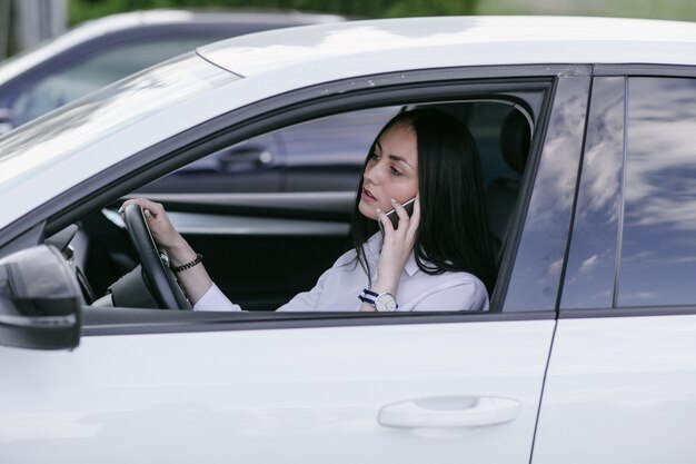 Donna parla al telefono mentre si guida