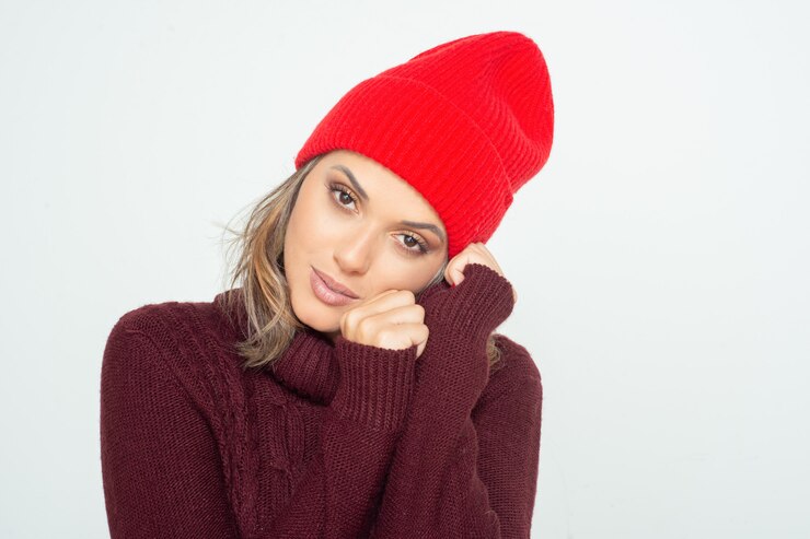 Foto gratuito donna pensierosa attraente in cappello rosso