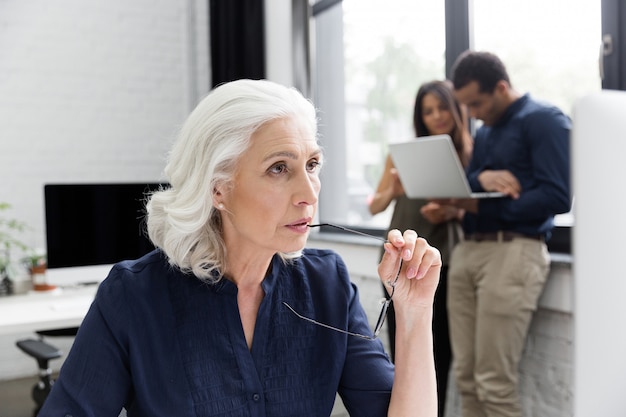 Donna pensierosa di affari di ature che lavora nel suo luogo di lavoro