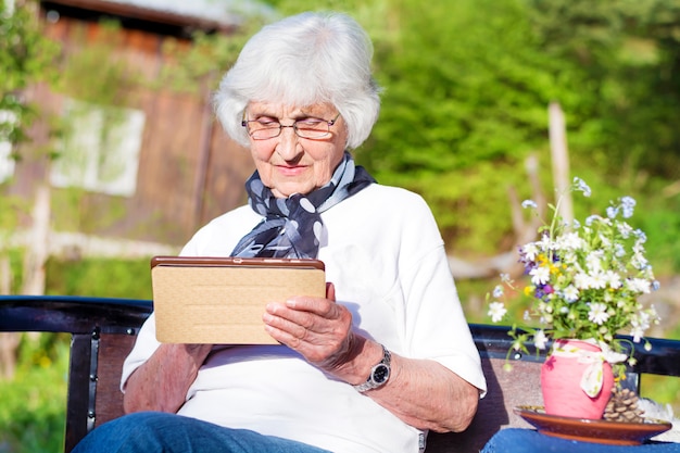 donna pensionato possesso borsetta