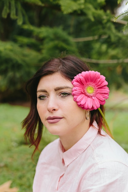 Donna pensosa con fiore nei capelli