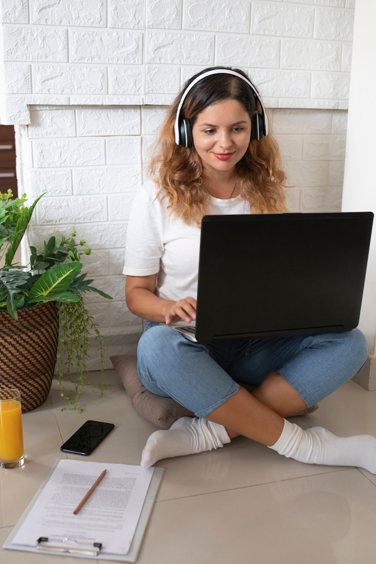 Foto gratuito donna piena del colpo che lavora con il computer portatile