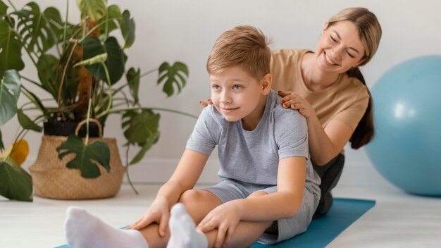 Donna piena del colpo che massaggia bambino