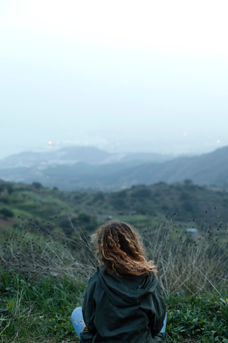 Foto gratuito donna piena del colpo che si siede sull'erba