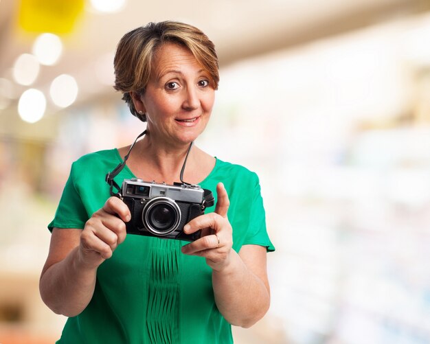 Donna più anziana con una macchina fotografica