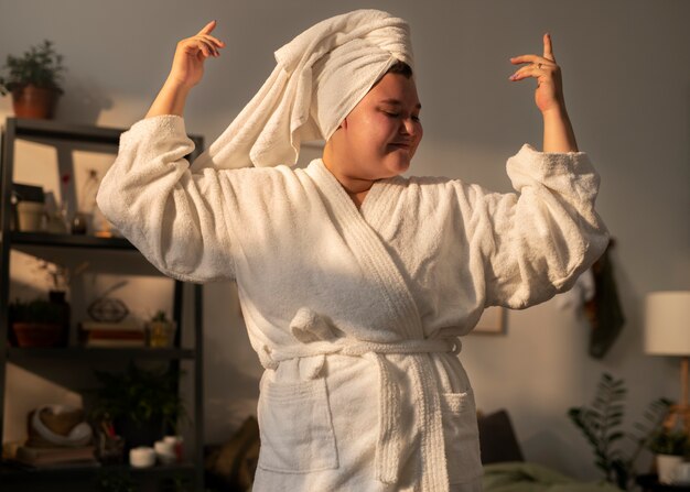 Donna più grande del colpo medio che pratica la cura di sé
