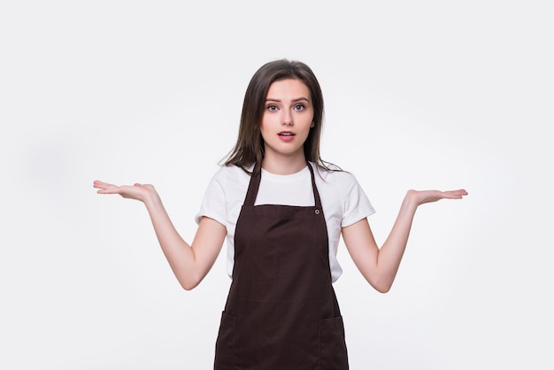 Donna più pulita che confonde con spugna gialla e spazzola per vestiti, concetto più pulito