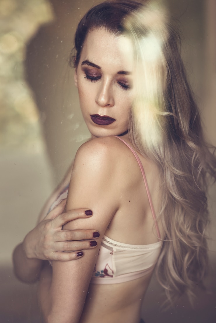 Foto gratuito donna premurosa attraverso una finestra. concetto di bellezza