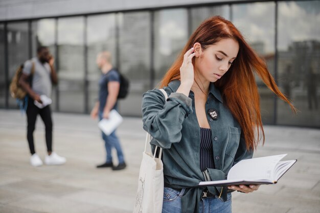 Donna premurosa con il blocchetto per appunti