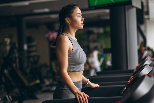 Donna presso la pista di atletica in palestra