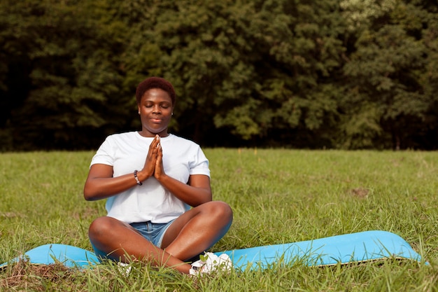 Donna rilassante e meditazione in natura