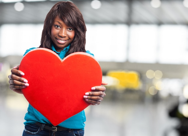 Donna romantica con un grande cuore nelle sue mani