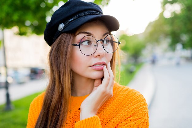 Donna romantica meravigliosa che trascorre i suoi fine settimana in parco soleggiato