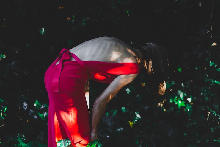 Foto gratuito donna scarna che esamina terra in giardino