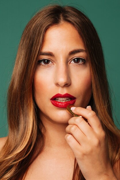 Donna seducente con rossetto