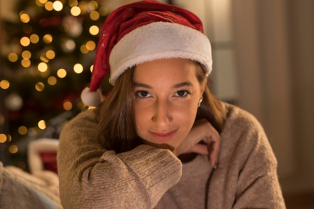 Donna seducente in posa mentre indossa il cappello della santa