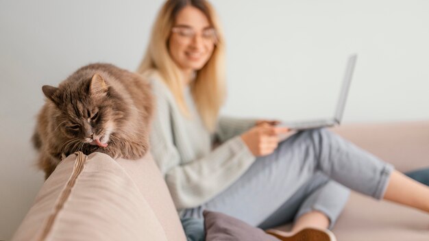 Donna seduta al chiuso con il suo gatto