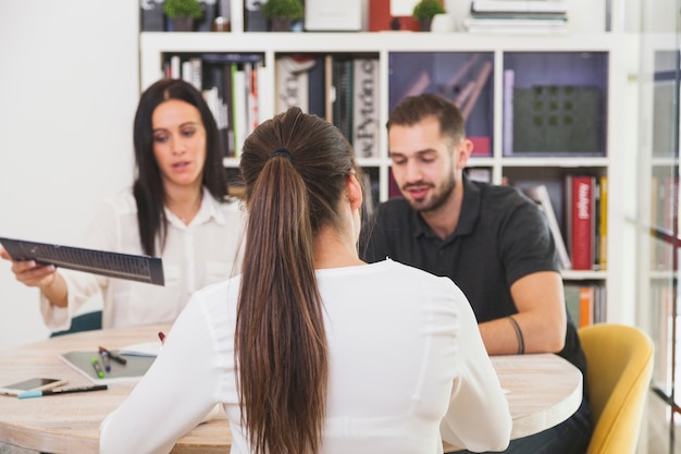 Donna seduta in ufficio e parlando