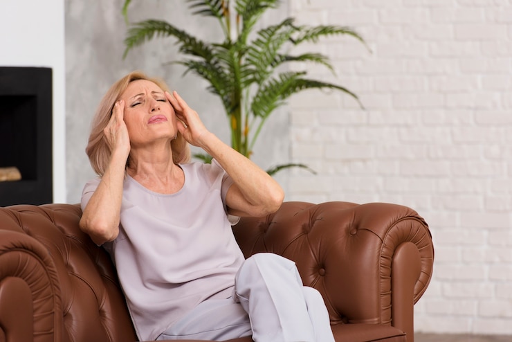 Foto gratuito donna senior che ha un terribile mal di testa
