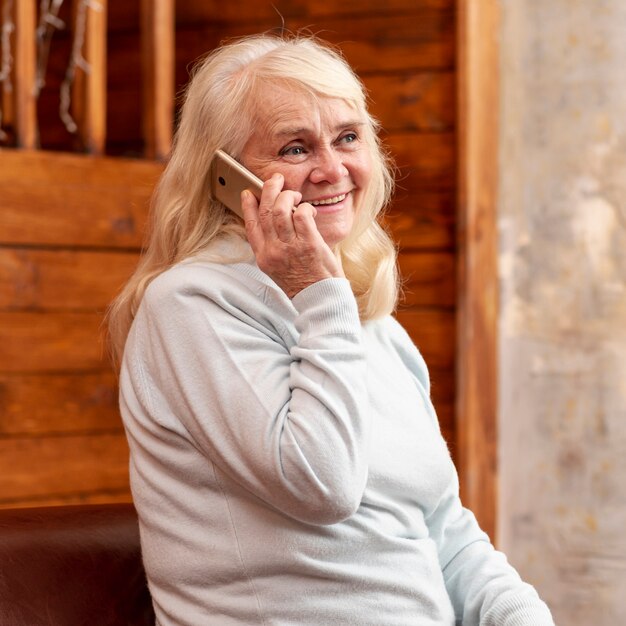 Donna senior che parla sopra il telefono